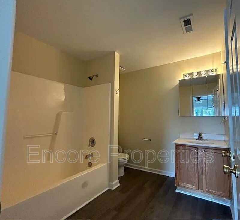444 Anna St - Photo 3 of 11