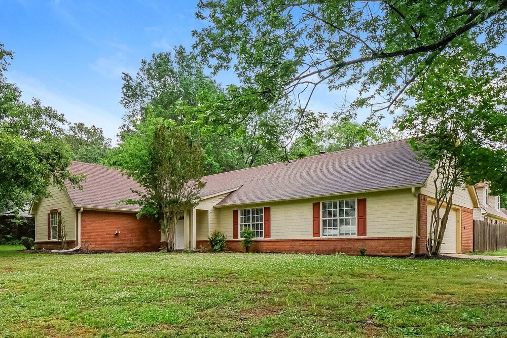 7772 Stacey Dr - Photo 3 of 16