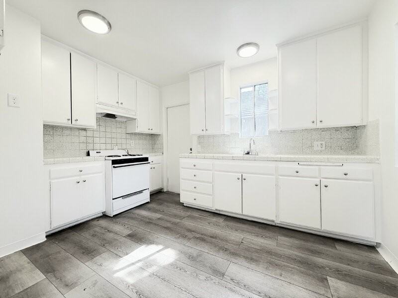 10565 Camarillo St - Photo 4 of 11