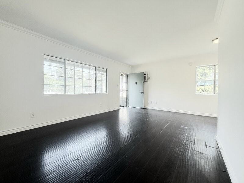 4810 Cahuenga Blvd - Photo 3 of 12