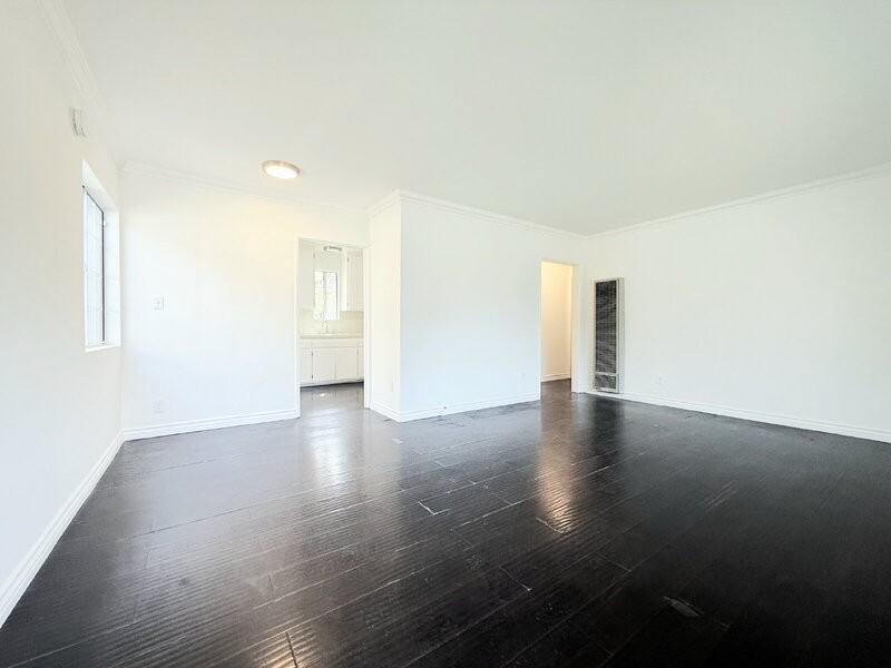 4810 Cahuenga Blvd - Photo 4 of 12