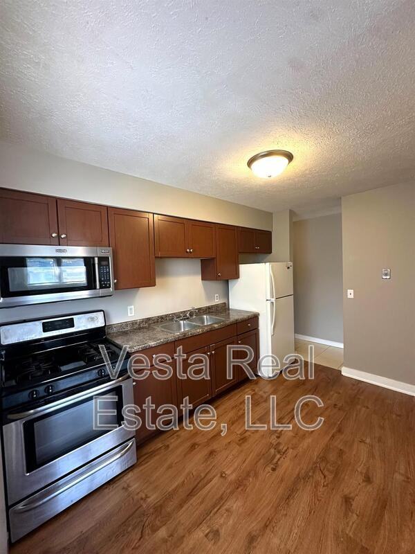 1007 Sheryl Ln - Photo 2 of 8