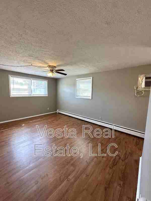 1007 Sheryl Ln - Photo 4 of 8