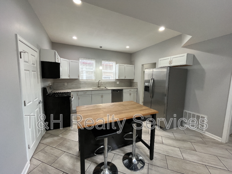 2246 Bellefontaine St - Photo 7 of 23