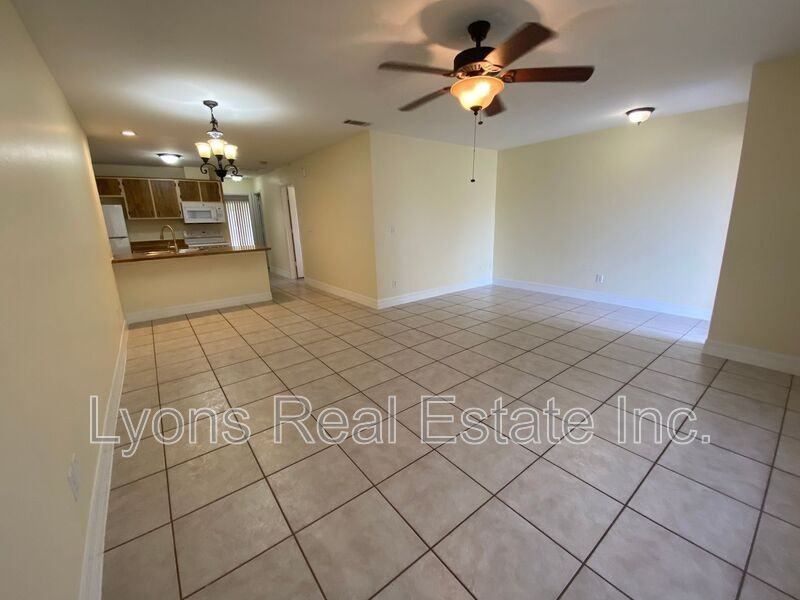 1301 Sw Santa Barbara Pl - Photo 3 of 21