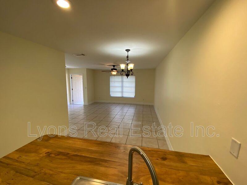 1301 Sw Santa Barbara Pl - Photo 7 of 21