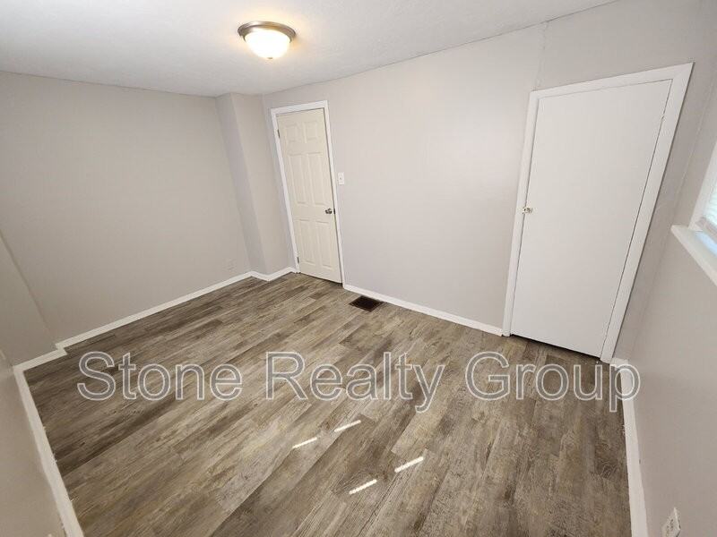 2440 S 11th St - Photo 4 of 8