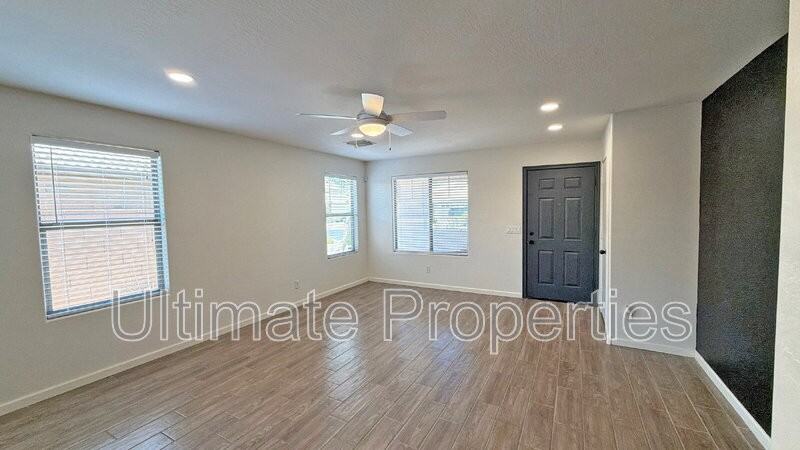 8811 W Hammond Ln - Photo 3 of 11