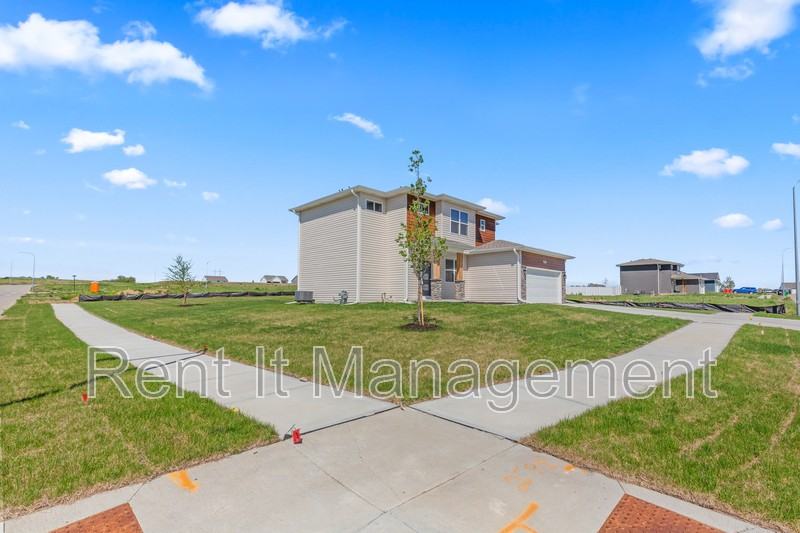 6910 Stony Point Dr - Photo 3 of 33