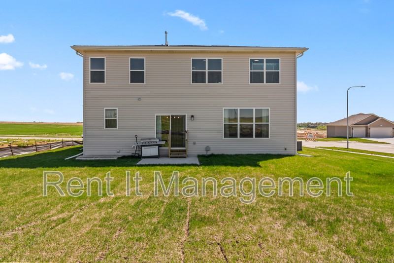 6910 Stony Point Dr - Photo 4 of 33