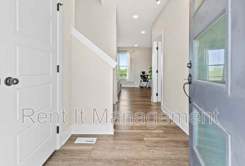 6910 Stony Point Dr - Photo 6 of 33
