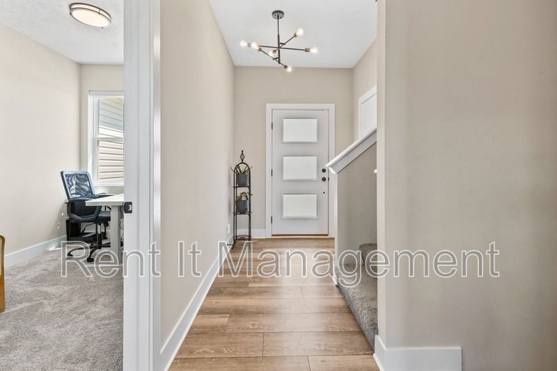6910 Stony Point Dr - Photo 7 of 33