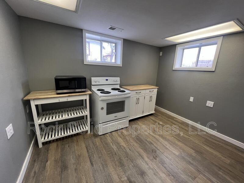 2104 E 12th St - Photo 6 of 23
