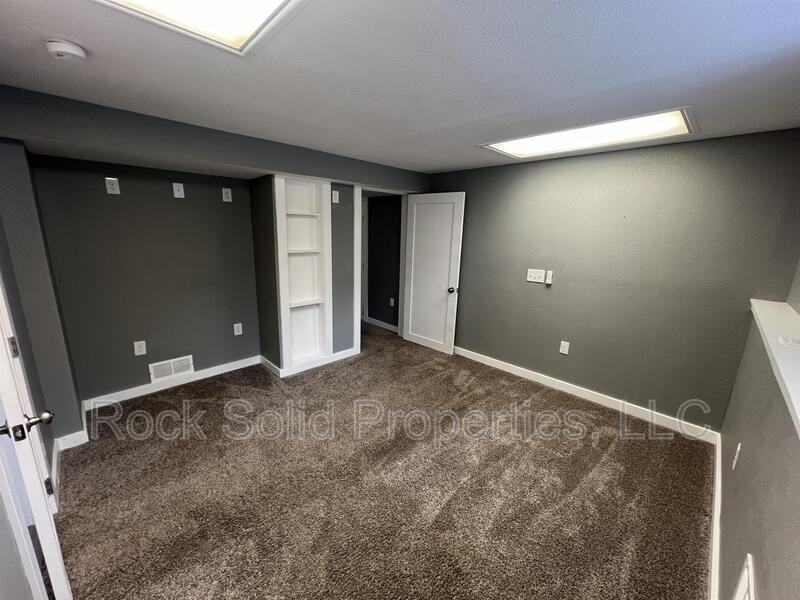 2104 E 12th St - Photo 7 of 23