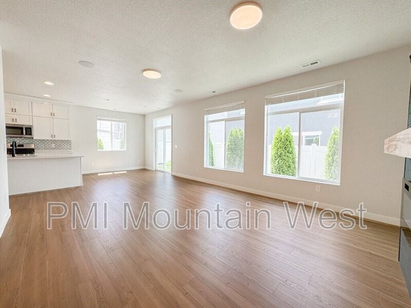 3855 Sw - Photo 3 of 32