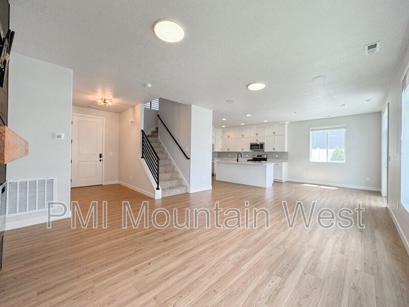 3855 Sw - Photo 4 of 32
