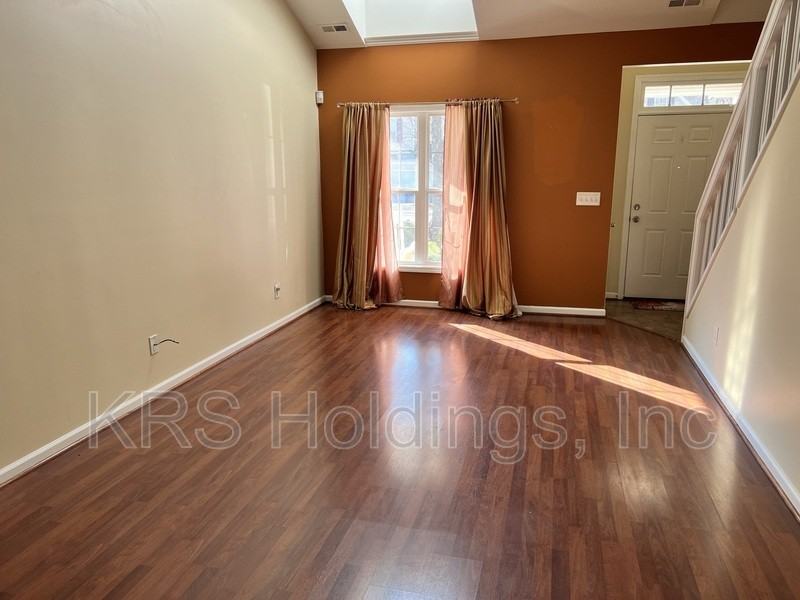 8164 Rolling Glenn Dr - Photo 3 of 17