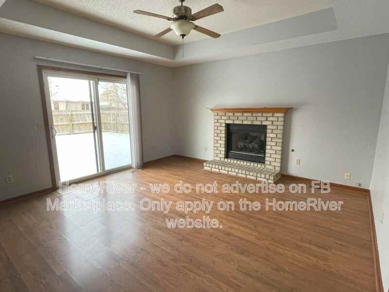 2202 Autumn Lake Pl - Photo 2 of 14
