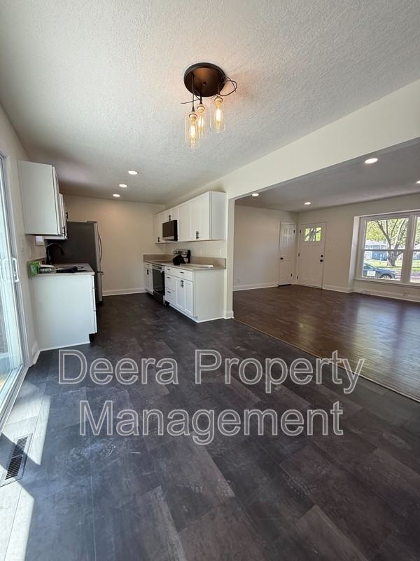 9215 W 98th Ter - Photo 2 of 10