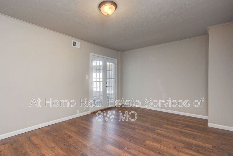 930 S Campbell Ave - Photo 5 of 12