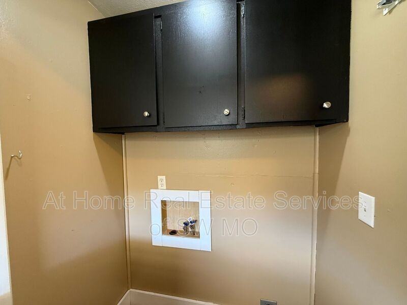 1434 W State St - Photo 4 of 7