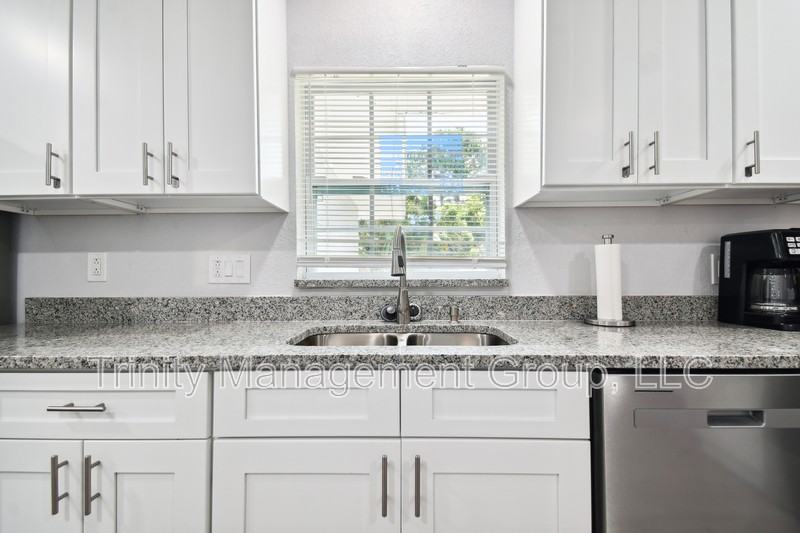 1051 Dogwood Dr - Photo 6 of 15