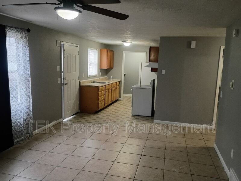 471 N Goodman St #C - Photo 6 of 11