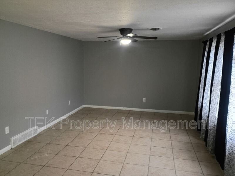 471 N Goodman St #C - Photo 7 of 11