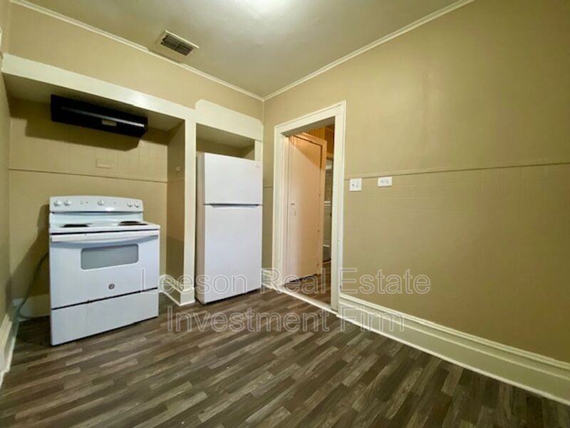 636 W 72nd St - Photo 5 of 9