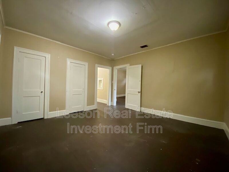 636 W 72nd St - Photo 6 of 9