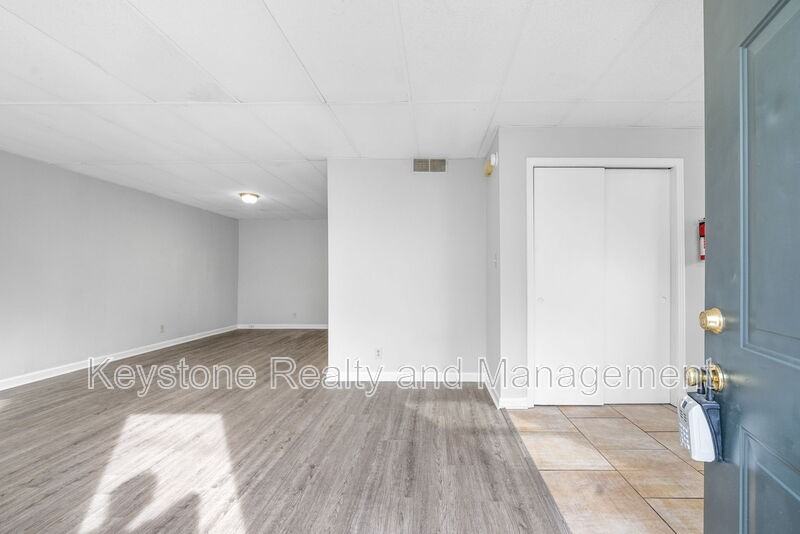 1600 - Photo 3 of 15