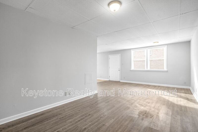 1600 - Photo 5 of 15