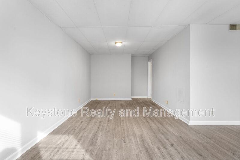 1600 - Photo 6 of 15