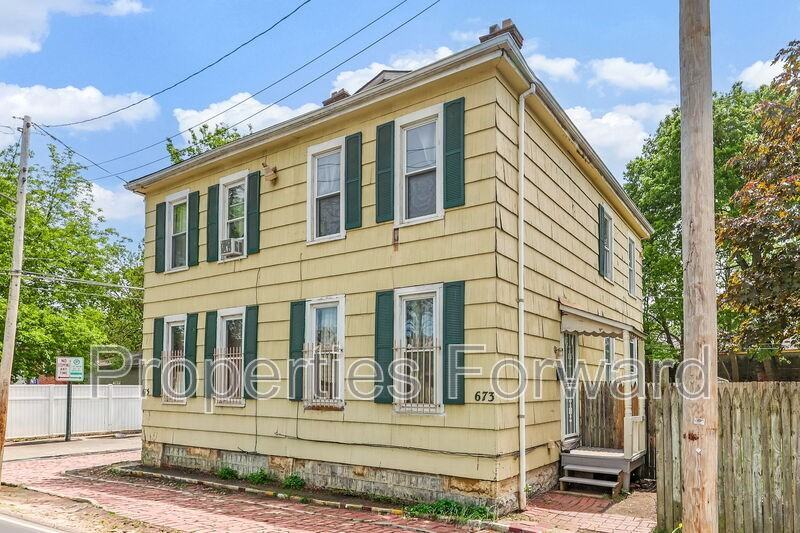 673 E Sycamore St - Photo 2 of 30