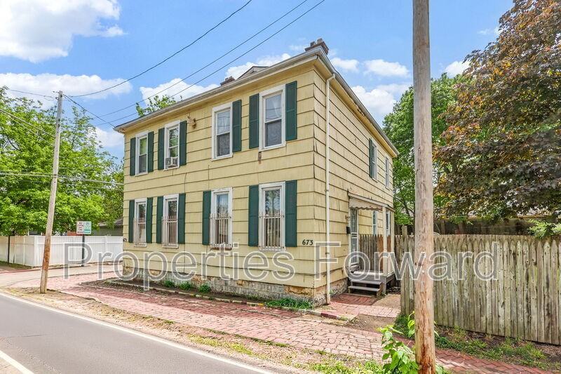 673 E Sycamore St - Photo 3 of 30