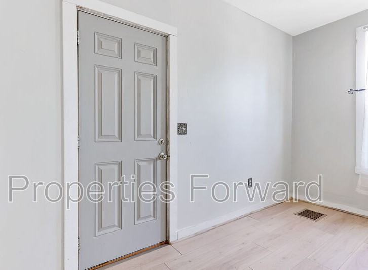 673 E Sycamore St - Photo 4 of 30