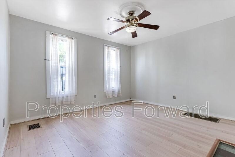 673 E Sycamore St - Photo 5 of 30