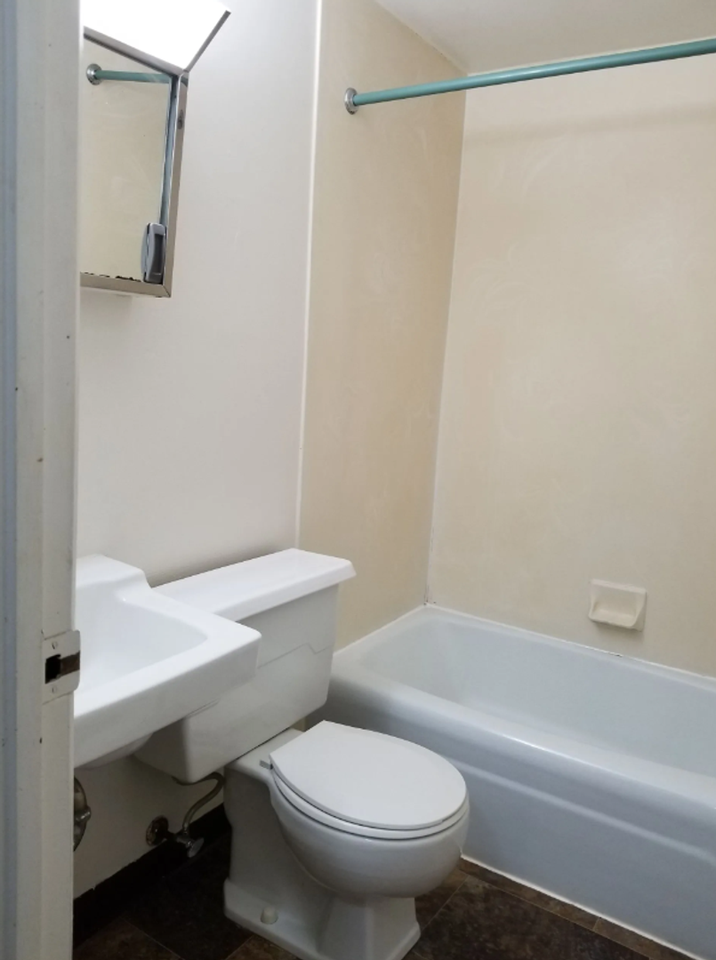 Studio Available Now! ~Blocks from the Capitol Square~ - Photo 7 of 17