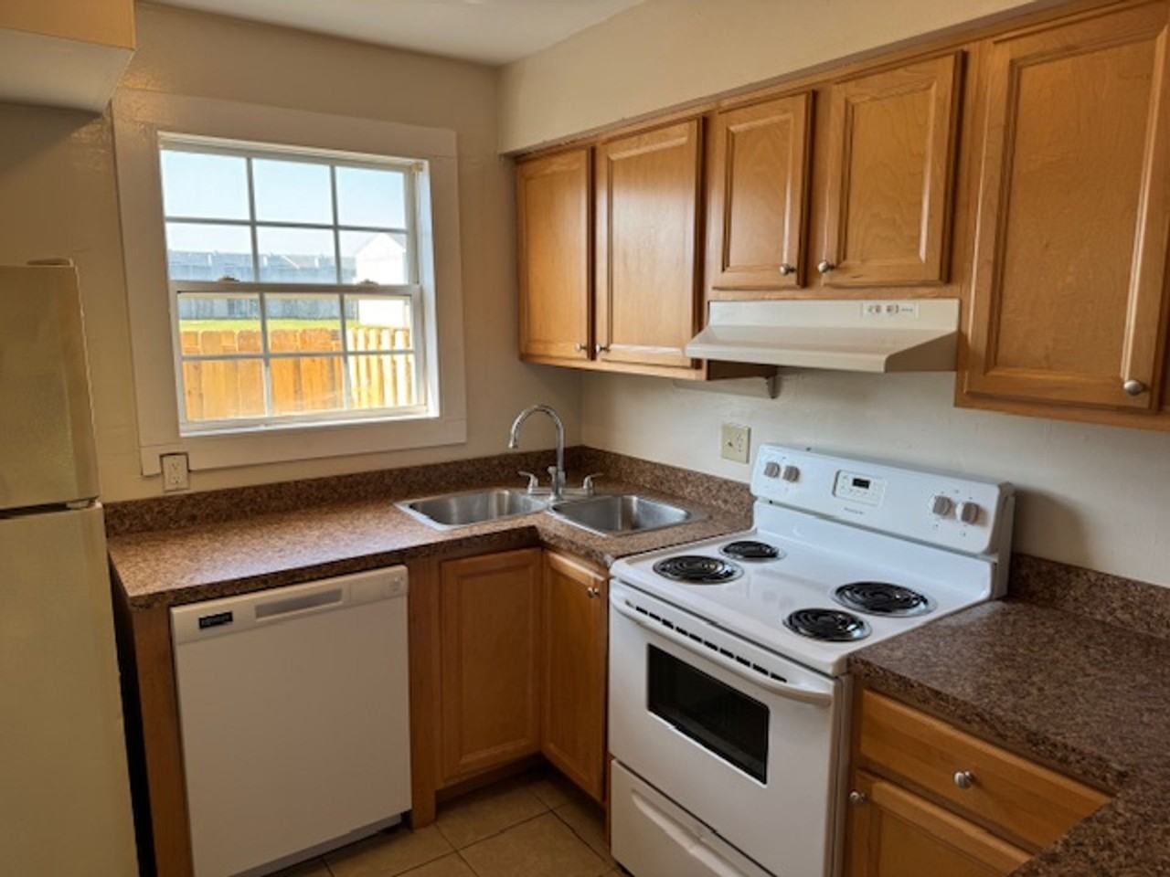 Pine Villa Town Houses - Photo 3 of 7