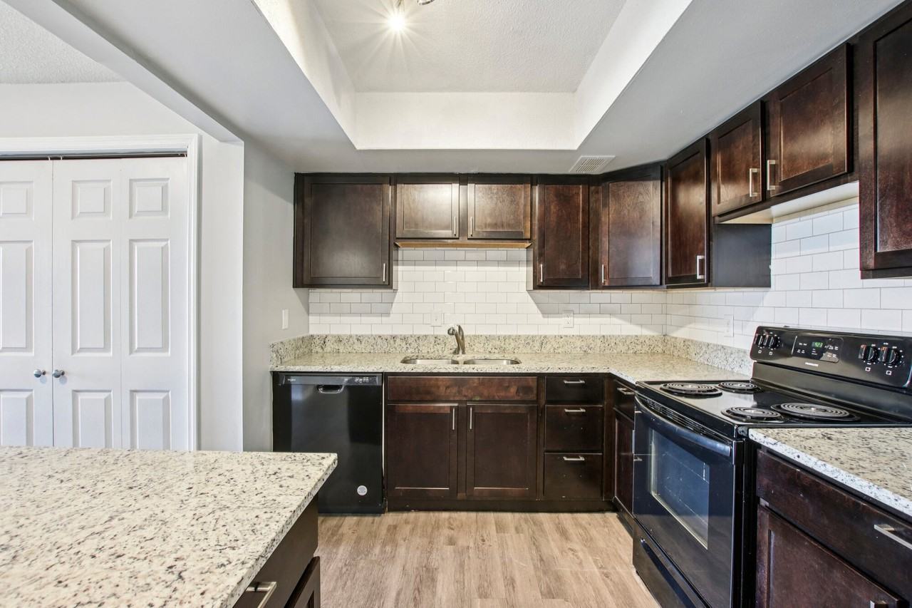 Edgewater Apartments - Photo 4 of 22