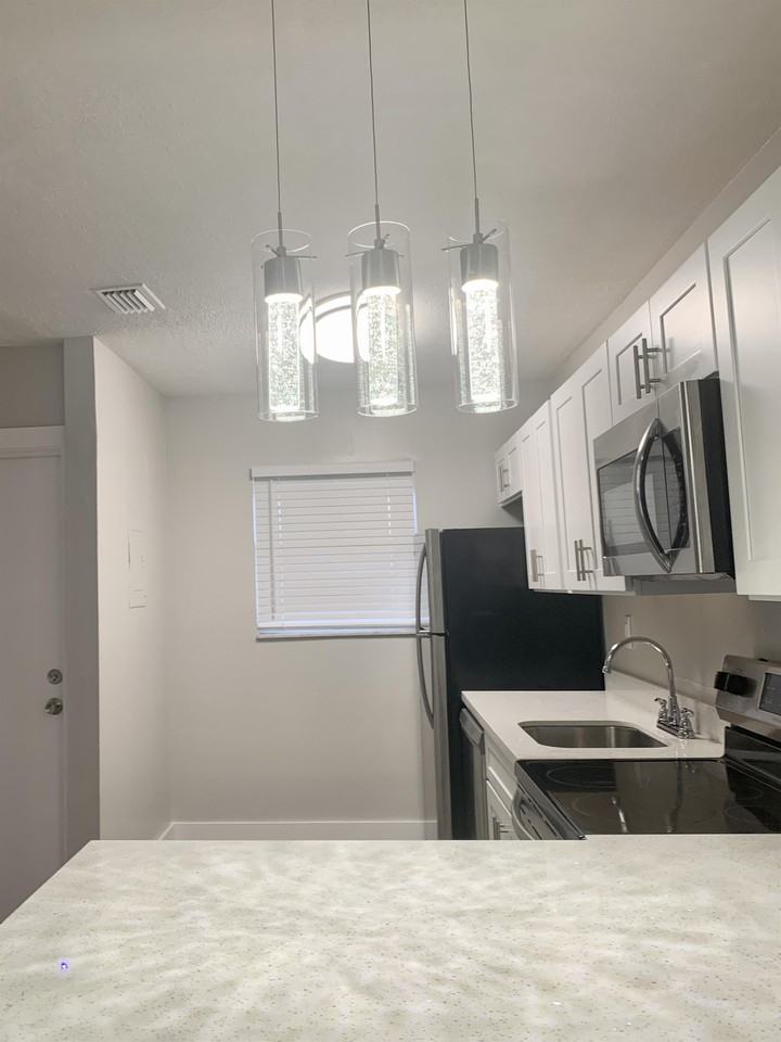 530 NE 20TH ST - Photo 3 of 26
