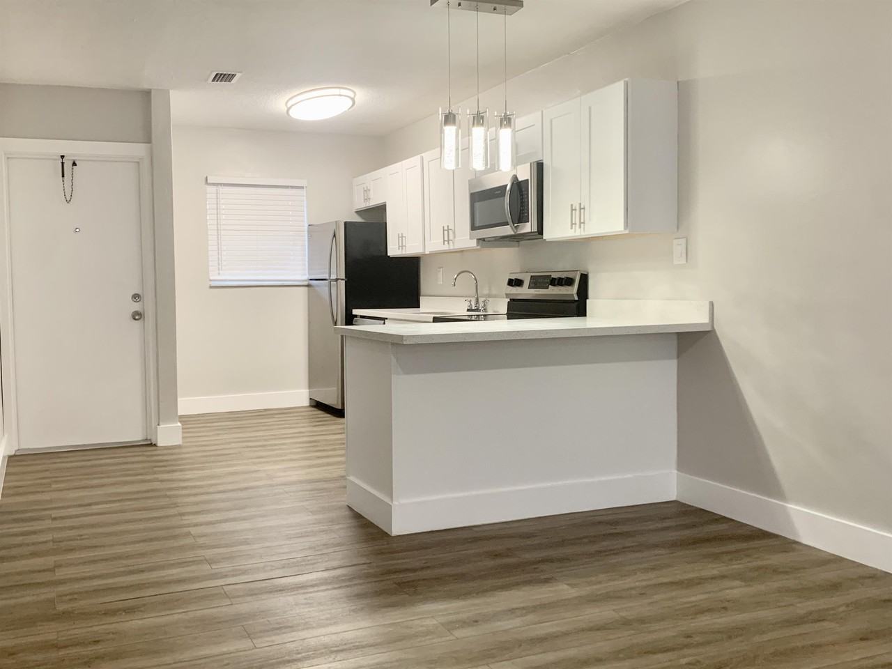 530 NE 20TH ST - Photo 6 of 26