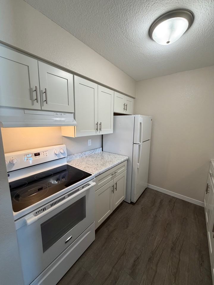 Lakeside Villa Apartments - Photo 2 of 15