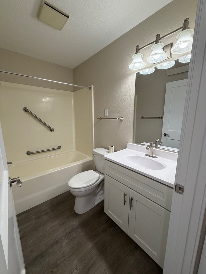 Lakeside Villa Apartments - Photo 5 of 15