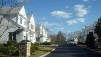910 W Roxbury Pkwy - Photo 1 of 1