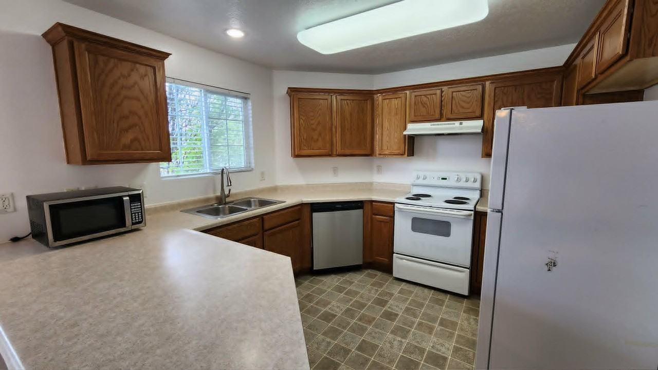 105 W Daybreak Ln - Photo 3 of 20