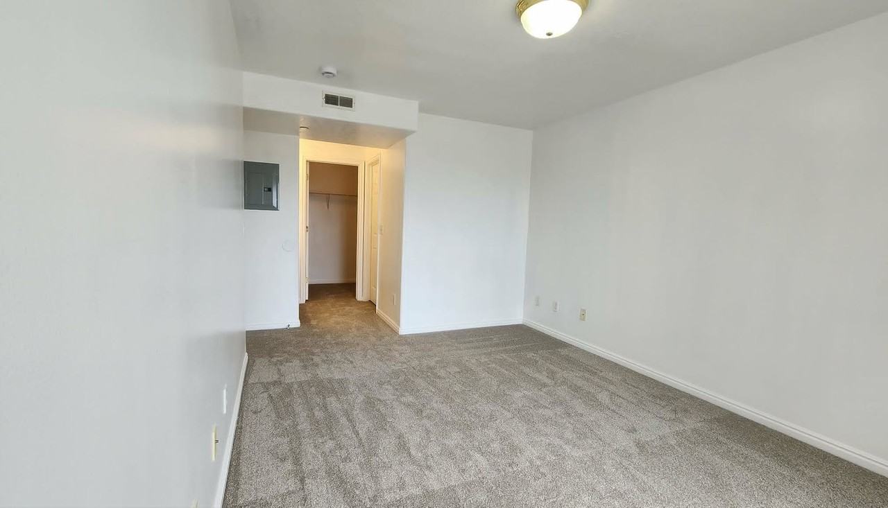 105 W Daybreak Ln - Photo 7 of 20