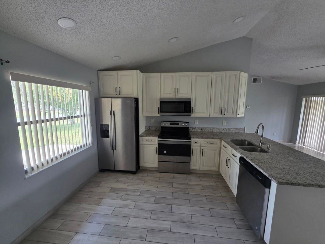 310 Colonade Ct - Photo 3 of 15