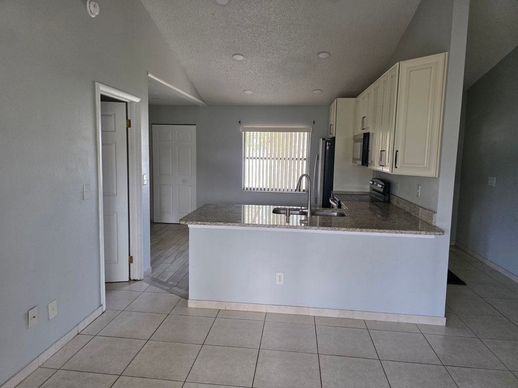 310 Colonade Ct - Photo 4 of 15