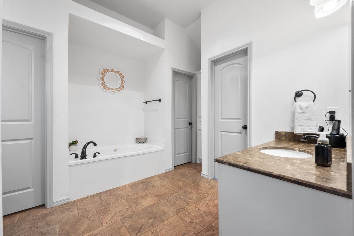 6304 78th St - Photo 5 of 27
